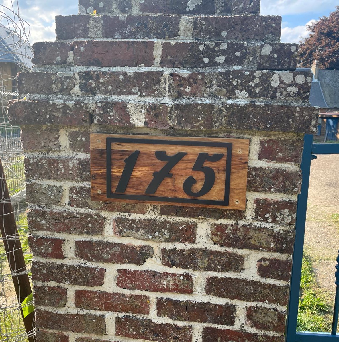 Plaque de numéro de maison – Conception 3D, usinage CNC & impression 3D